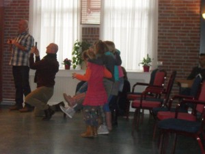 de kinderen dansen mee